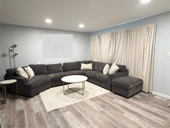 Building Photo - 654 Maple Ln