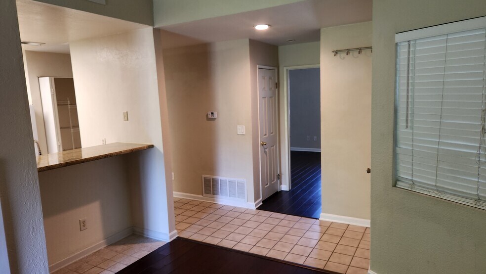 Building Photo - 8170 Mountain View Dr
