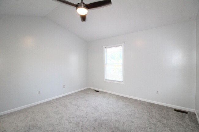 Building Photo - 865 Camelot Ln