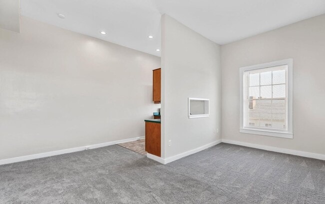 Building Photo - Charming & Spacious 2BR Right in the Heart...