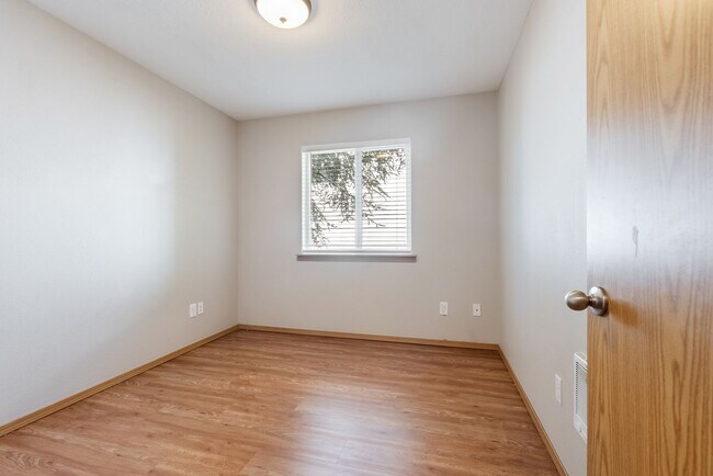 Building Photo - 3Bed/1.5 Bath House available