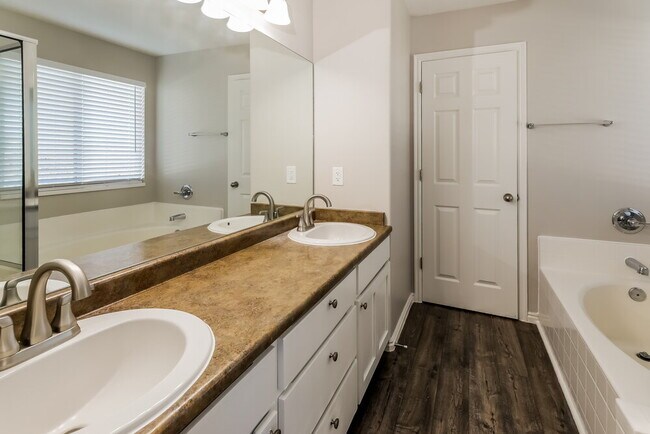 Building Photo - 996 W Fox Holw Dr