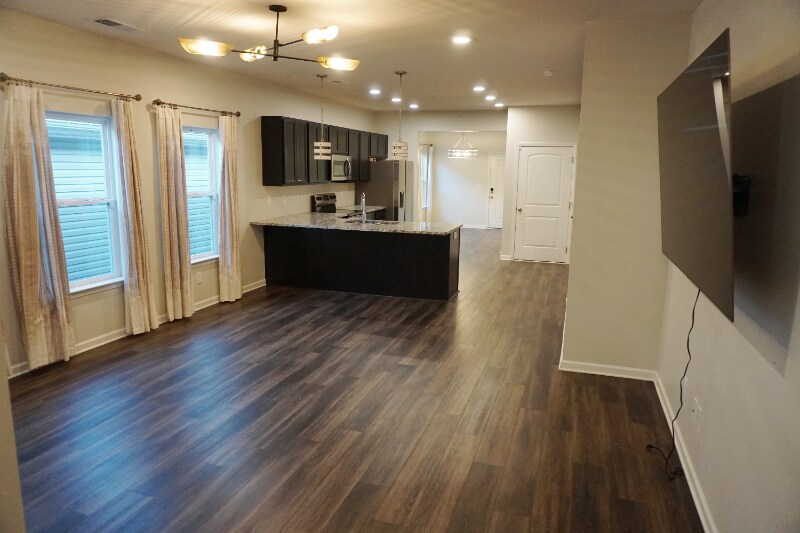 Building Photo - 2221 Silverton Dr
