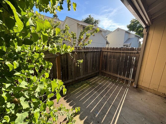 Building Photo - Remodeled Spacious 3BR/2BA Home in Prime Davis Location