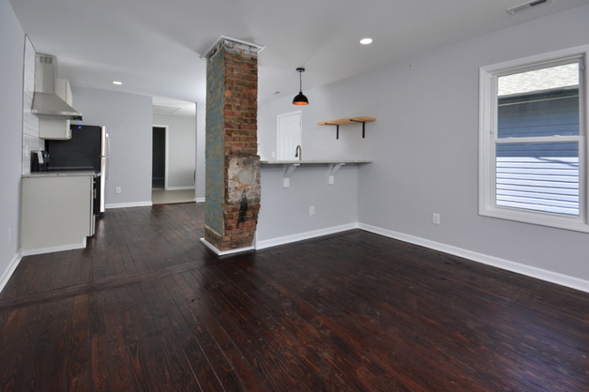 Building Photo - Charming One Bedroom Duplex