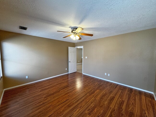 Building Photo - 923 Telstar Loop NW