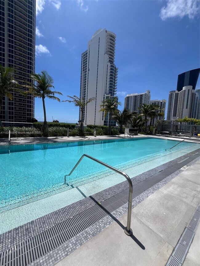 Building Photo - 17550 Collins Ave