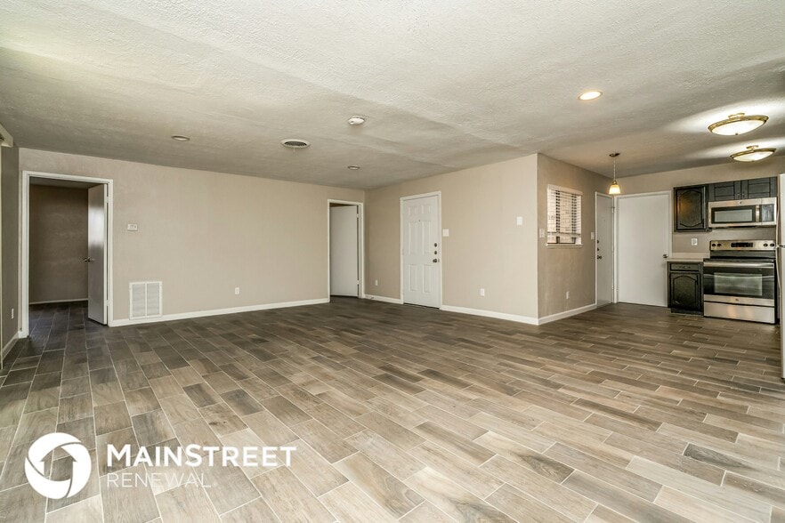 Building Photo - 2101 Chatsworth Rd