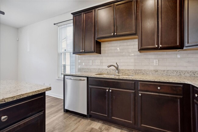 Building Photo - Huntington Pointe