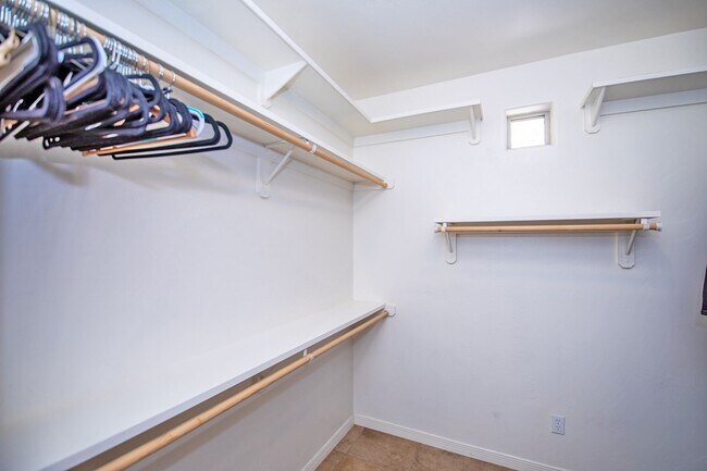 Building Photo - Spectacular open floor plan home!