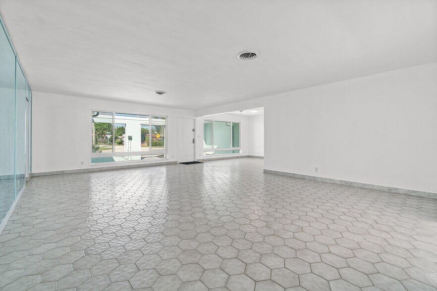 Building Photo - 5724 NE 15th Ave