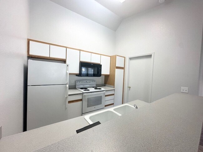 Building Photo - Bright and Beautiful upstairs apartment!