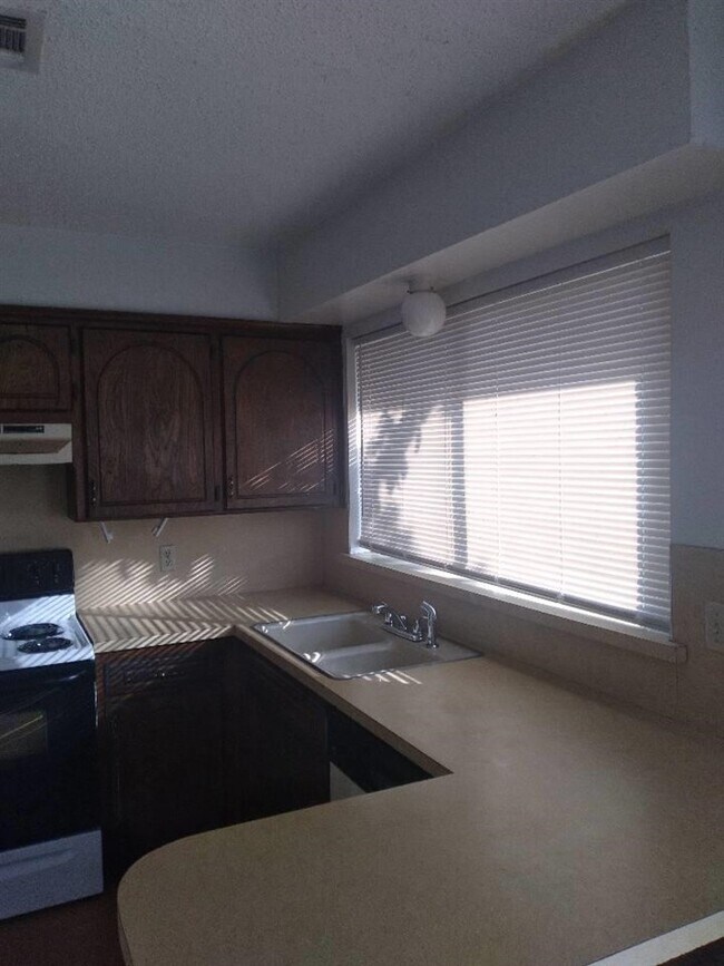 Building Photo - 6733 SW Chaucer Dr