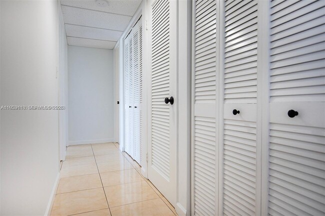 Building Photo - 400 Kings Point Dr