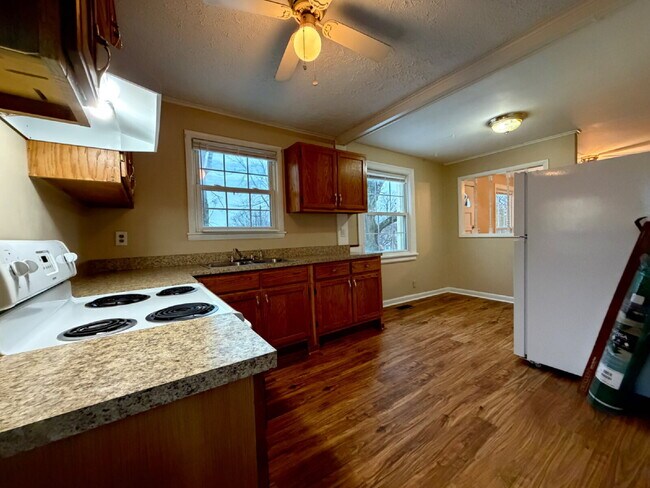 Building Photo - Now Ready: 2BR, 1BA duplex (Do not apply without speaking with us first.)