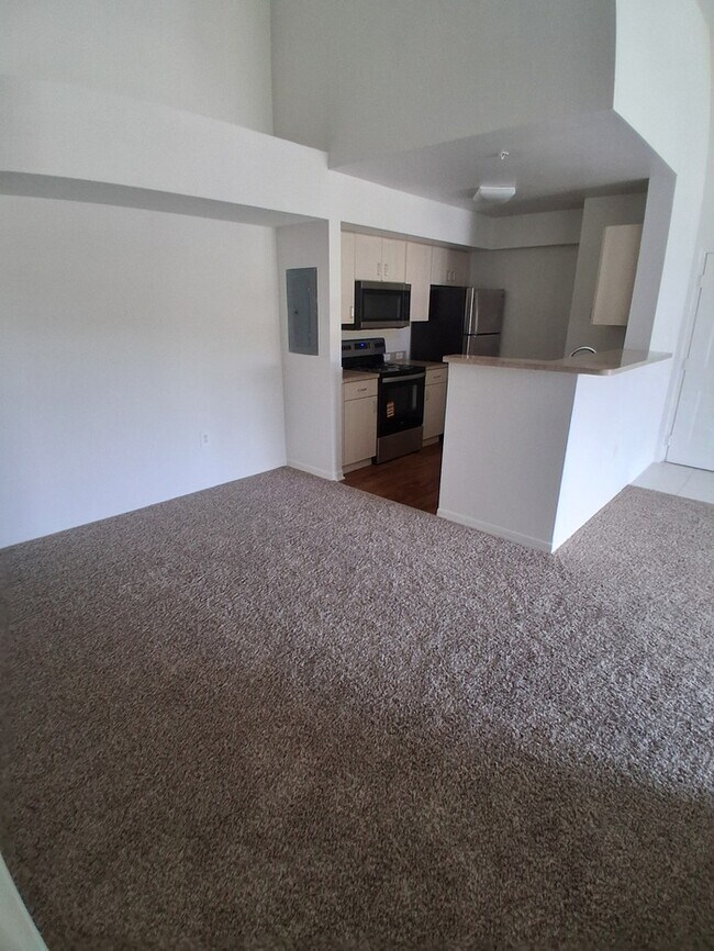 Building Photo - Cozi, breezy condo unit.