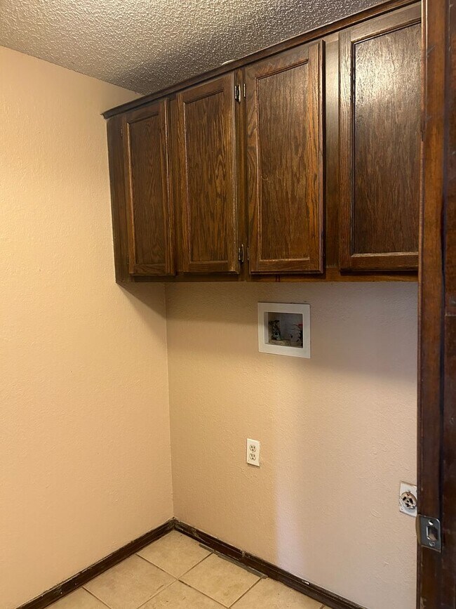 Building Photo - 3 Bed/1 Bath Near Tinker AFB!