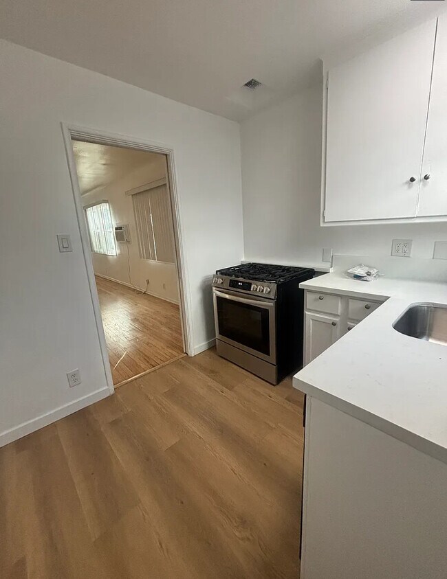 Building Photo - 13207-13213 Oxnard St