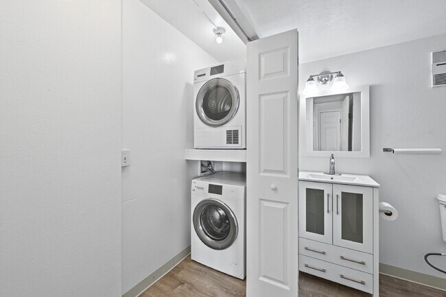 Building Photo - $1,470.95 - 2 Bed, 1 Bath Condo in Aurora with In Unit Laundry!