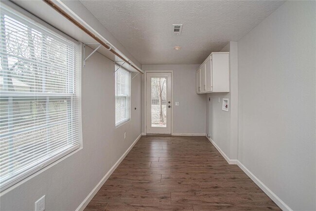 Building Photo - 10700 Deer Hill Dr