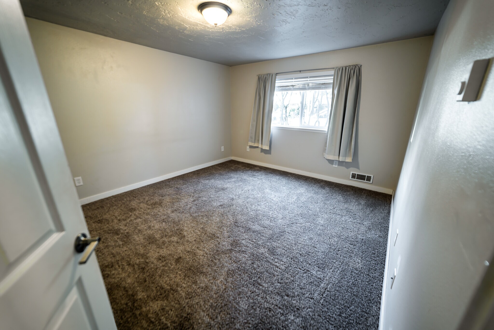 Large bedroom - 12817 4th Dr SE