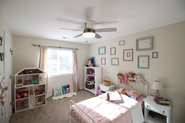 Building Photo - 4 Bed 2.5 Bath - Custom Upgrades - Small Dog - NAS Whidbey