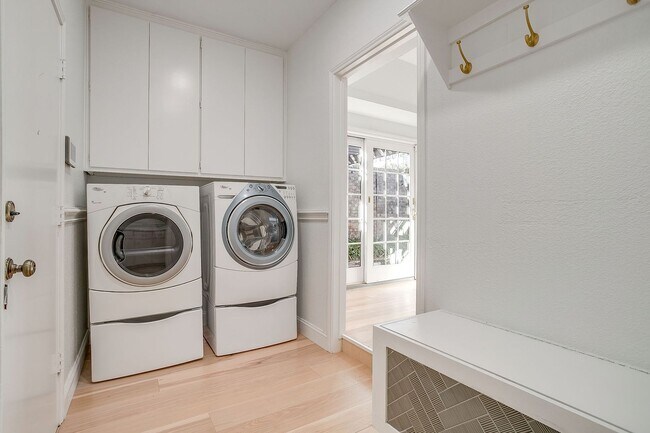 Building Photo - Easy Townhouse Living