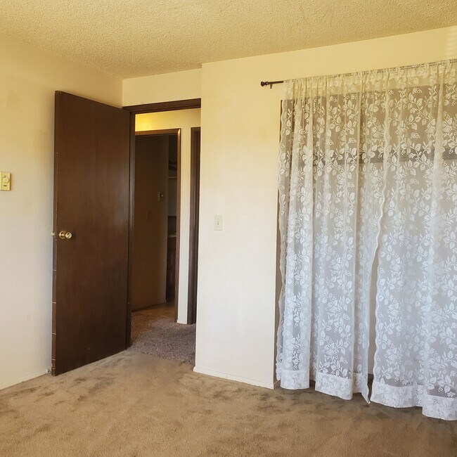 Building Photo - 206 E H St