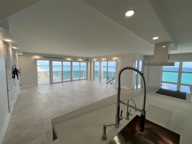 Building Photo - 3500 Galt Ocean Dr