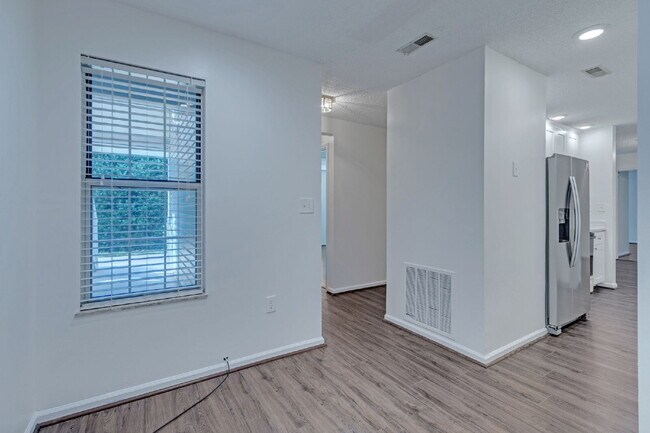Building Photo - Welcome to Parkview Condos! This beautiful...
