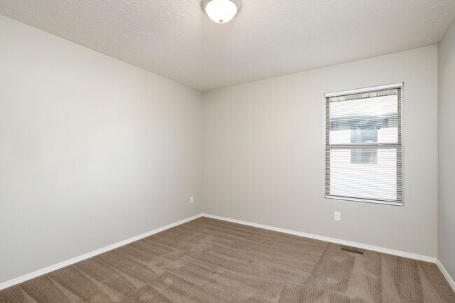 Building Photo - 552 W Danielle St