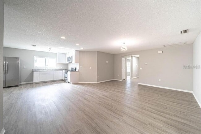 Building Photo - 2025 Peaceful Palm St