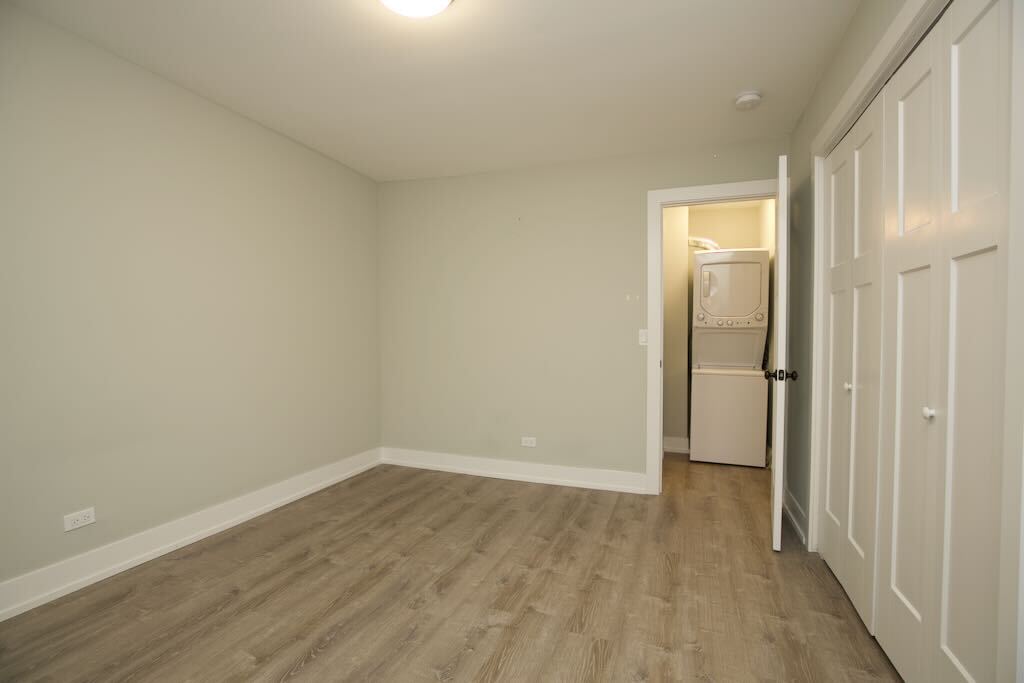 Building Photo - 535 W Surf St