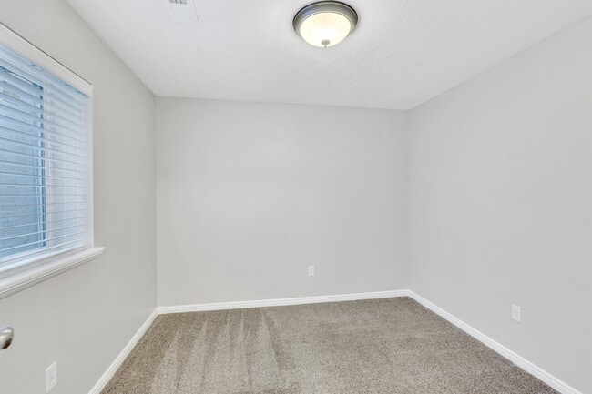 Building Photo - 69 360 W
