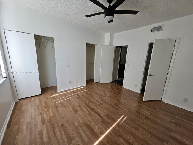 Building Photo - 117 SW 96th Ave