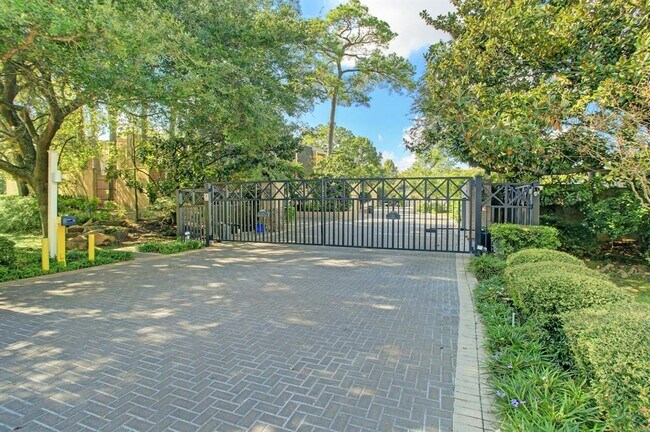 Building Photo - 10166 Memorial Dr