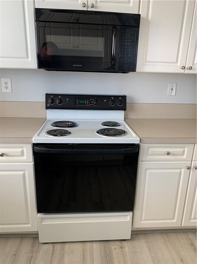 Building Photo - 520 SE 5 Ave