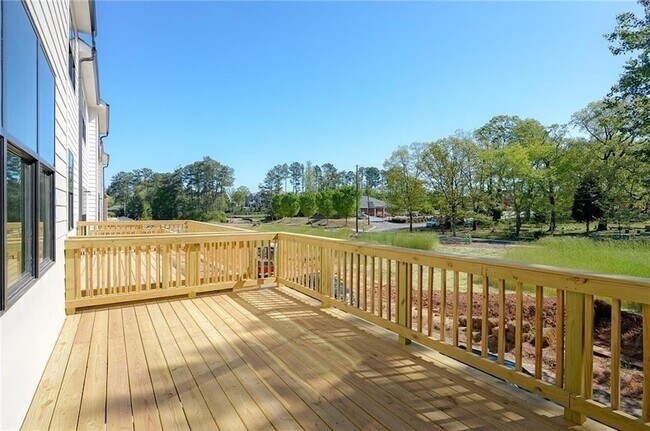 Building Photo - 2814 Woodland Terrace