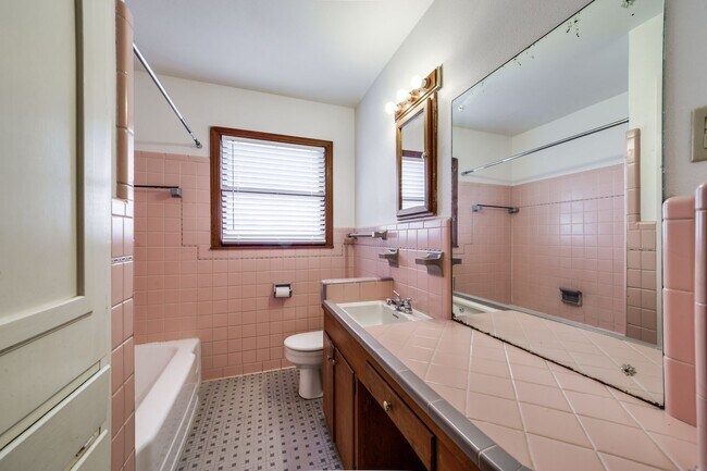 Building Photo - BEAUTIFUL MID-CENTURY HOME IN DELLVIEW