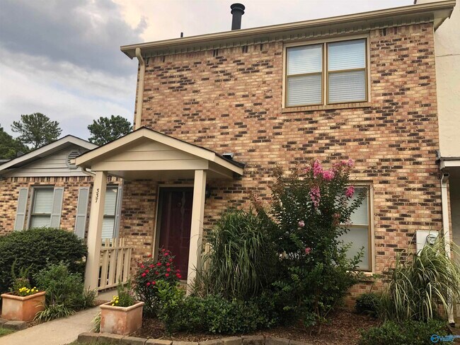 Building Photo - 337 Chateau Dr SW