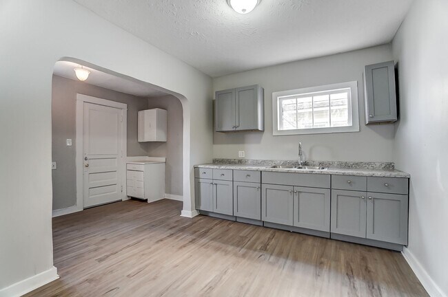 Building Photo - Three Bedroom Home for Lease in Dayton!