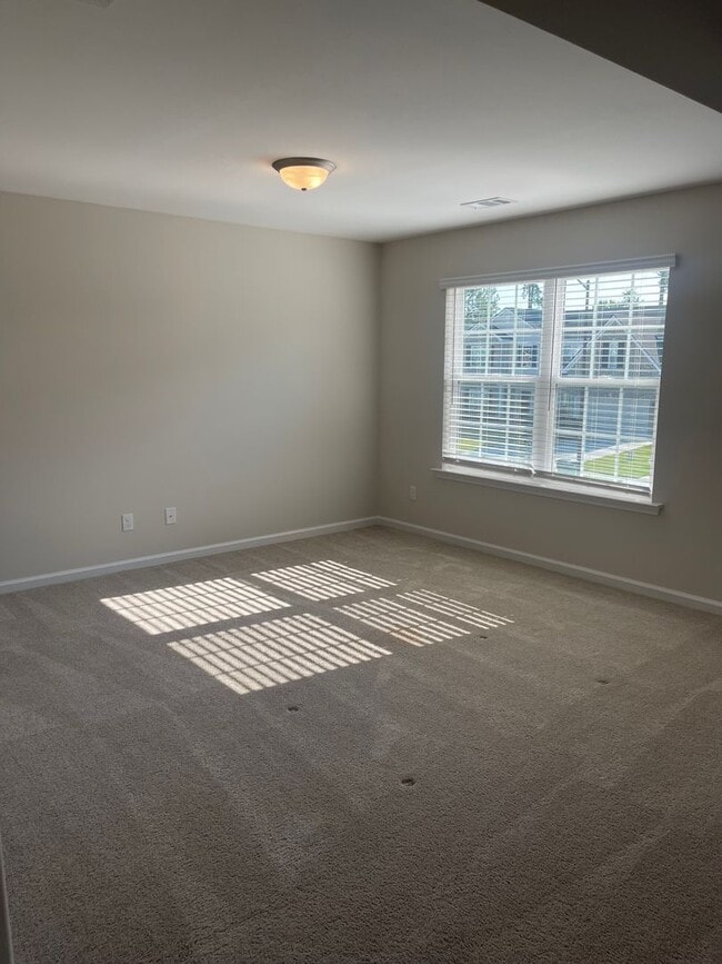 Building Photo - Stunning well kept 4 bed/ 3 bath home!