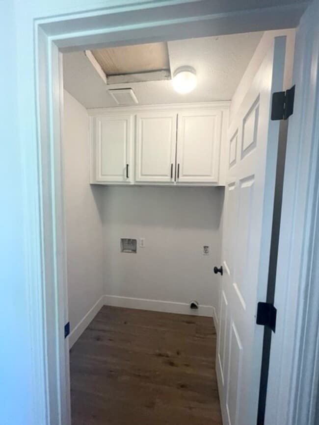 Building Photo - Darling Elk Grove Halfplex!