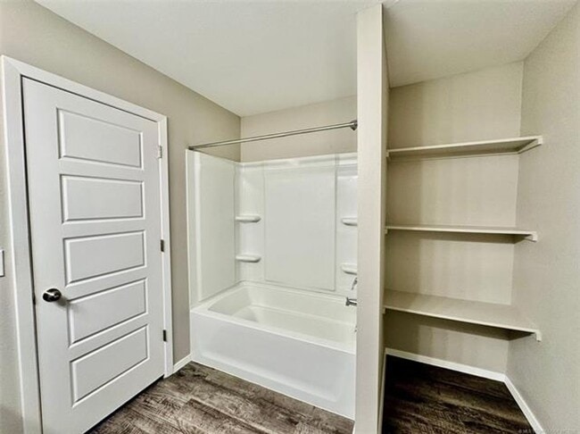 Building Photo - Newer build with Split Floor plan