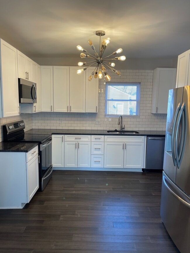 Building Photo - Great 2 BR with detached 2-car garage