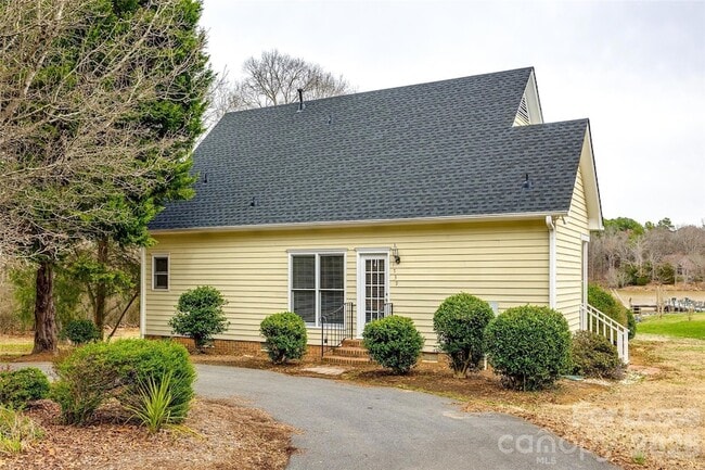 Building Photo - 1739 Old Clay Hill Rd