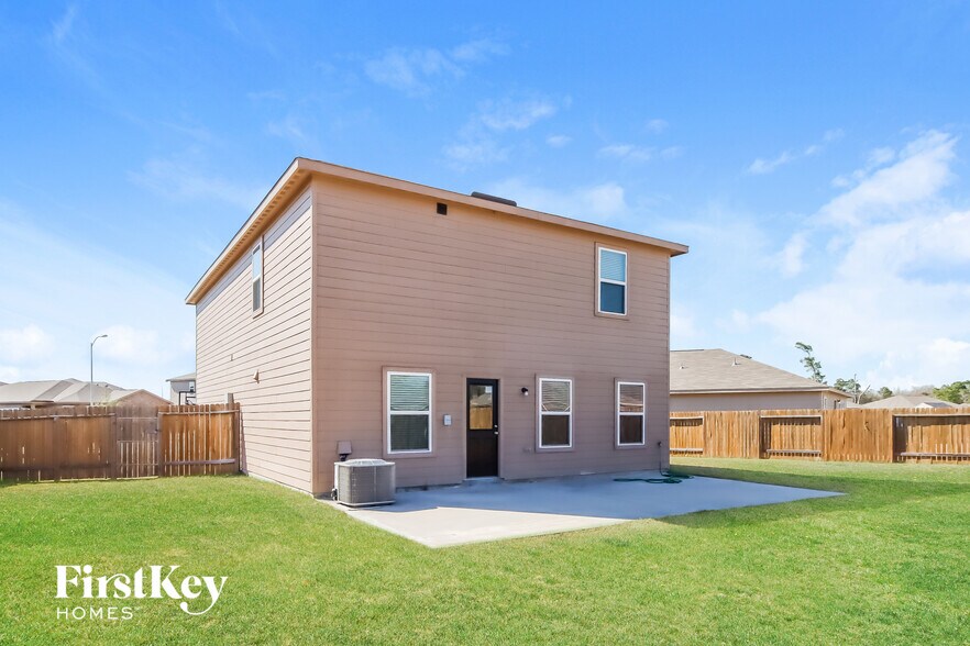 Building Photo - 15406 River Ends Dr