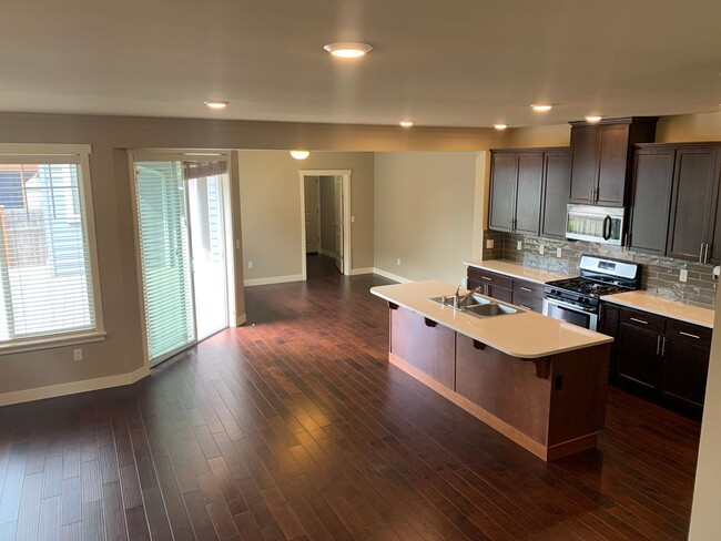 Building Photo - 4 Bedroom 2.5 Bath Peabody Townhome in the...