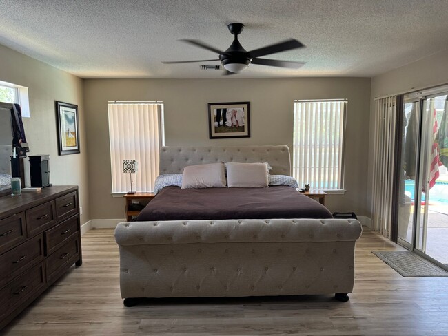 Building Photo - 4 bed 2bath with Pool