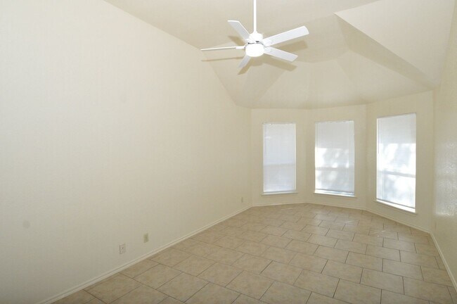 Building Photo - Freshly Painted! 1 Story with 3 bed/2bath....